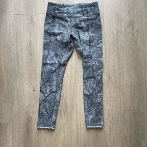 Lululemon Women’s Gray Pants in size 4 perfect condition